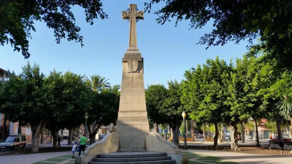 Elche. Una plataforma ciudadana (apoyada por Vox, PP y Cs) se rebela contra la retirada de una cruz... clarísimo símbolo fascista
