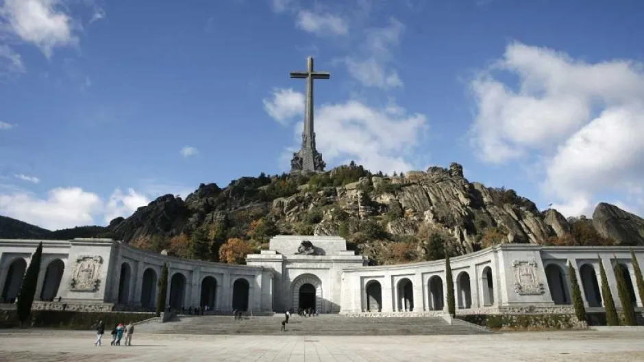 En el Valle de los Caídos no están enterrados ni los “rojos” ni los “azules”, sino los caídos en la Guerra Civil: 33.847 católicos españoles, sin importar en qué bando habían luchado