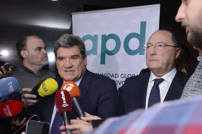 Escrivá anuncia un acuerdo con Bruselas en pensiones, sin haber hablado con patronal y sindicatos: los cita mañana, con urgencia