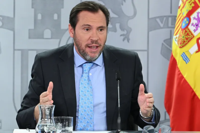 Cercanías. El 'efecto bola de nieve' de Óscar Puente: los pasajeros se bajaron obligando a detener todas las entradas a Atocha... y el ministro recomienda: "no bajen del tren a menos que el maquinista lo pida"