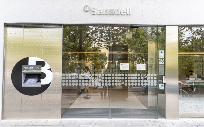 Banco Sabadell cierra 2024 con un beneficio récord, pero los tipos de interés juegan en su contra