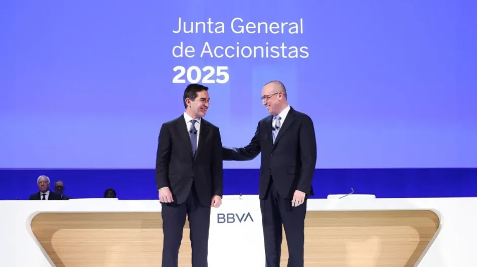 En plena OPA, la Junta del BBVA se convierte en un vodevil. Los objetivos son sostenibilidad y cohesión social. No lo dice Pedro Sánchez, lo dice Carlos Torres