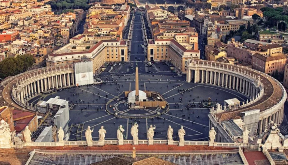 SEDE VACANTE (XII). Algo huele a podrido en Roma