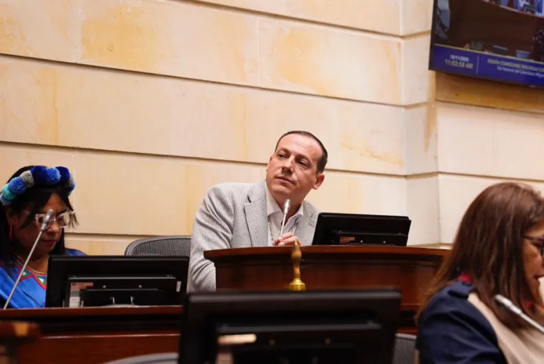 Colombia: el senador Mauricio Giraldo pide anular la circular que regula los cambios de sexo en menores
