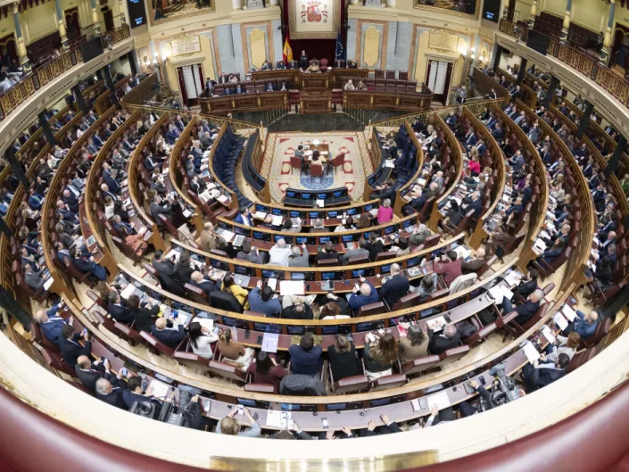 ¿Qué pasaría si los 170 diputados del PP y del Vox renunciasen a sus actas?