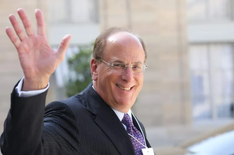 Larry Fink (BlackRock) : hay que salvar al planeta pero también al bolsillo