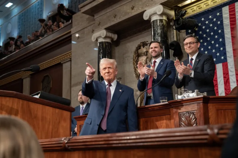 El presidente Trump alcanza su mayor grado de popularidad. Los demócratas se desploman