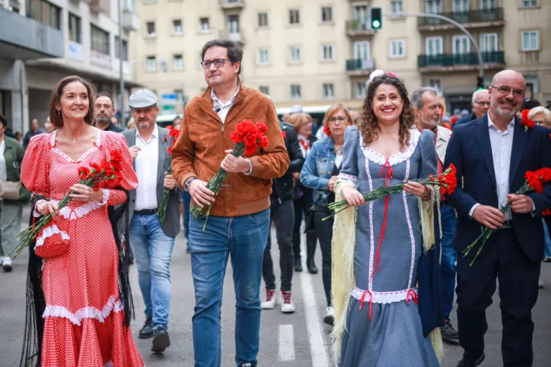 El PSOE se divierte en la pradera: Reyes Maroto y Óscar López nos enseñan sus 'looks' para San Isidro
