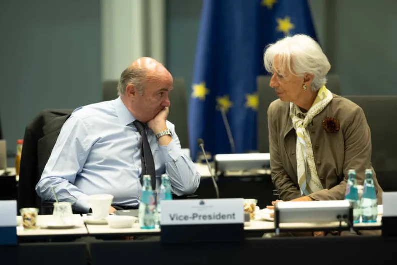 BCE. A Lagarde le entra el vértigo y deja los tipos en el 2%