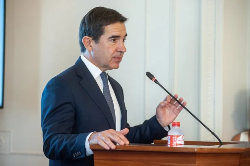 BBVA. Carlos Torres estira su fracaso en la OPA sobre Sabadell... para no tener que dimitir