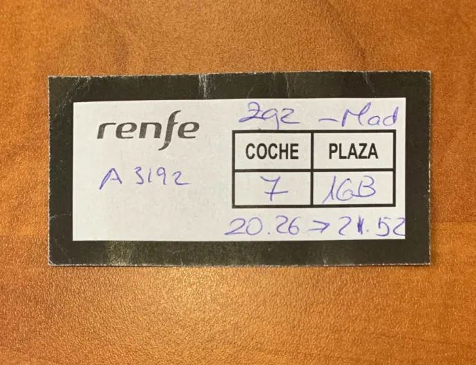 En la era digital, Renfe adjudica a mano y en fotocopia cutre, los asientos a los viajeros que hacen transbordo
