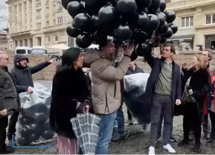 El Ayuntamiento de Vitoria (PSOE-PNV) multa a Vox por soltar globos, peligrosísimos para el cambio climático…