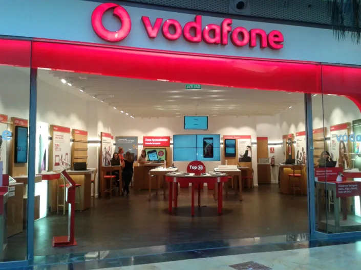 Vodafone España le muestra el camino a Telefónica: vende el 40% de FiberPass a Axa por 400 millones