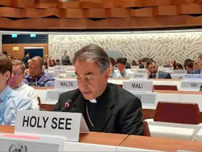 Mons. Balestrero denuncia “formas de persecución más sutiles y a menudo silenciosas” a los cristianos, que son “graves violaciones de sus derechos”