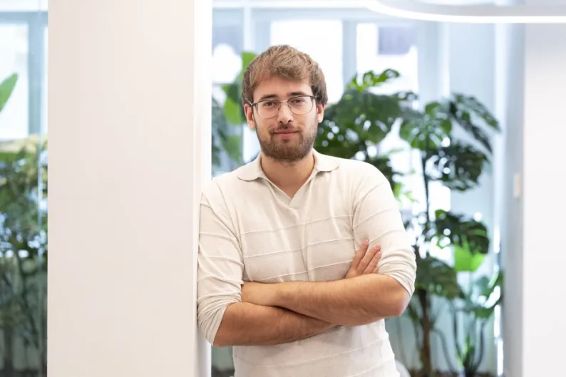 “El mercado descuenta probabilidades, liquidez, tipos y beneficios futuros, no indignación moral. Por eso puede convivir con guerras y seguir subiendo”