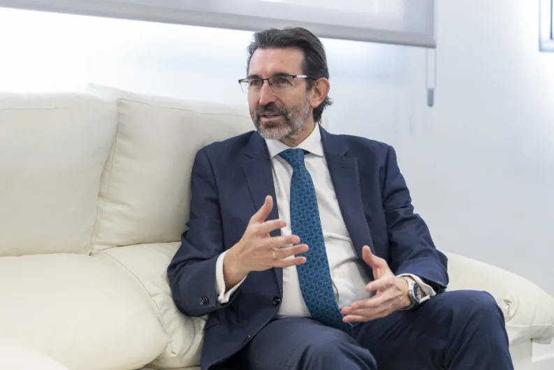 “Yo educo a mis hijos, pero necesito instituciones periféricas a la familia para ayudarme en esta misión. Esto es una idea central del pensamiento Educatio Servanda”