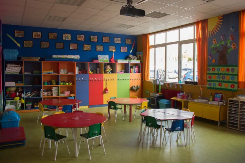 Tras censurar 'Caperucita Roja' y otros cuentos por sexistas, 300 colegios catalanes aplicarán la educación sexual y afectiva desde los ocho años
