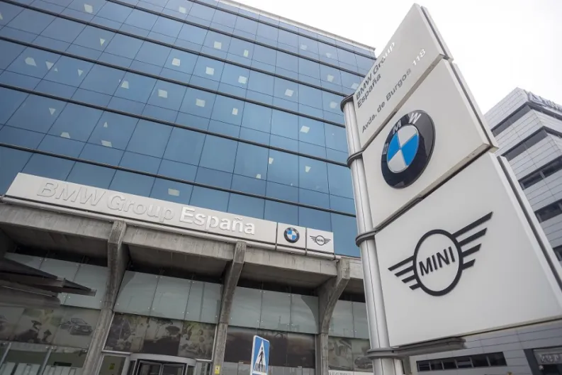 BMW tuvo un gran 2021, pese a la crisis de chips, pero sigue sin fabricar en España, como sí hacen Volkswagen, Renault, Stellantis, Ford, Mercedes-Benz e Iveco