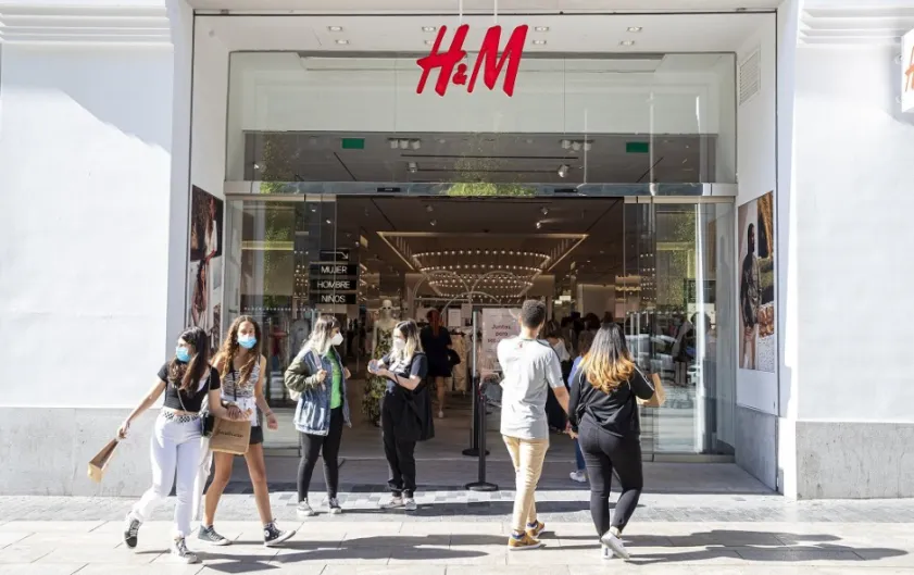 H&M se estira en su primer trimestre fiscal, pero aún con arrugas: eleva ventas un 23% y se queda a cuatro puntos de superar la caída de hace un año