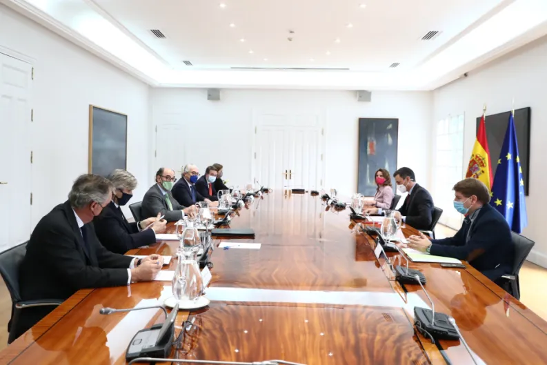 Sánchez y Ribera se reúnen con las eléctricas, pero siguen sin acometer ninguna medida para abaratar luz, gas y carburantes