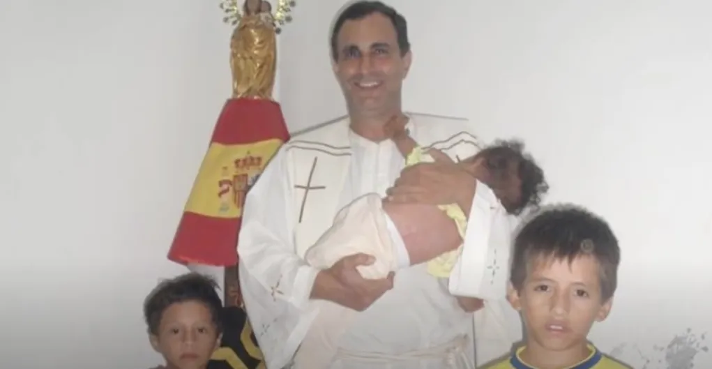 Un misionero español recoge niños víctimas de las mafias de tráfico de órganos y de la esclavitud sexual: les cura el cuerpo, les devuelve la dignidad y les enseña a amar a Jesús y a María