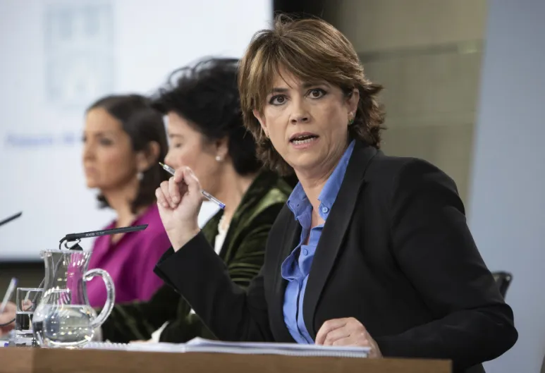 El Gobierno se inventa una ‘puerta giratoria pública’ para premiar los servicios de Dolores Delgado: colar en la ley concursal que se convierta en fiscal de Sala del Supremo cuando abandone la Fiscalía General del Estado