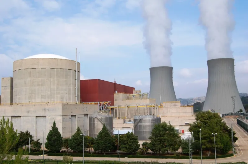 Hasta UGT, sindicato ligado al PSOE, se pone del lado de Feijóo en materia energética y propone alargar la vida de las centrales nucleares