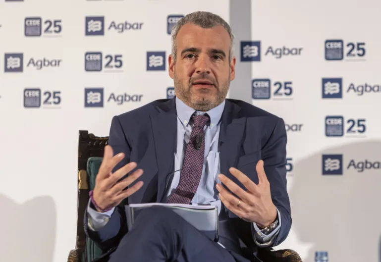 Aena sufre con el 'fuego amigo': la prohibición de viajes cortos en avión le cuesta 540 millones en una sola sesión. Menos mal que el presidente es socialista