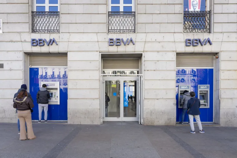 Giro en el BBVA: de líderes de la banca digital a recuperar la banca presencial