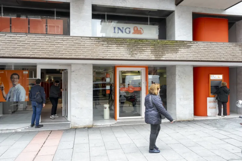 La hipervaloración de la banca privada, en España