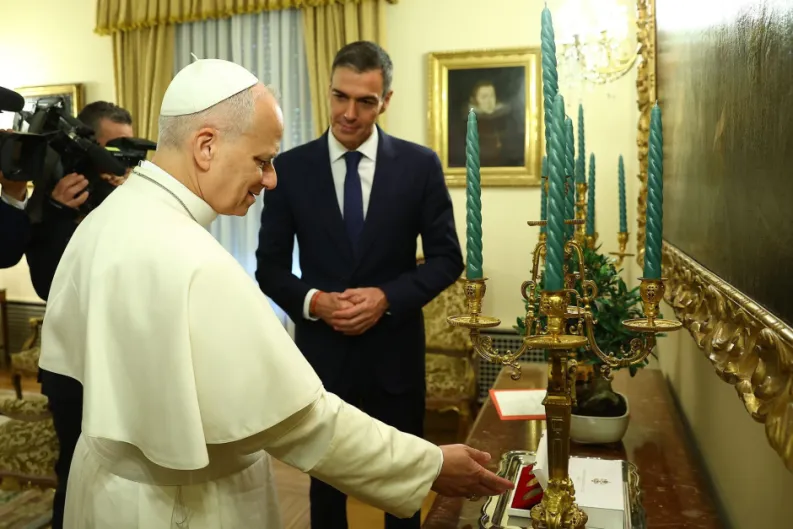 León XIV en España. Sánchez hace el mismo regalo a Ábalos y al Papa: un bonsái