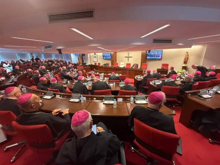León XIV en España. RTVE se rasga las vestiduras porque el Papa no va a recibir a todas las asociaciones, pero se olvida de la 'Operación bollycao'