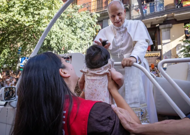 León XIV en España. El Papa bendice a Renata, la bebé que los médicos aconsejaron a su madre no tener
