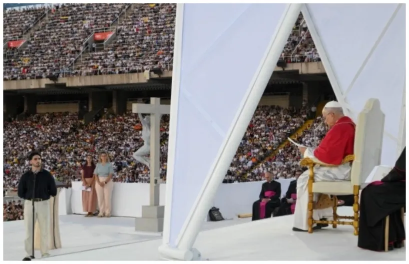 León XIV en España. El Papa del palo y la zanahoria en el estadio Lluis Companys