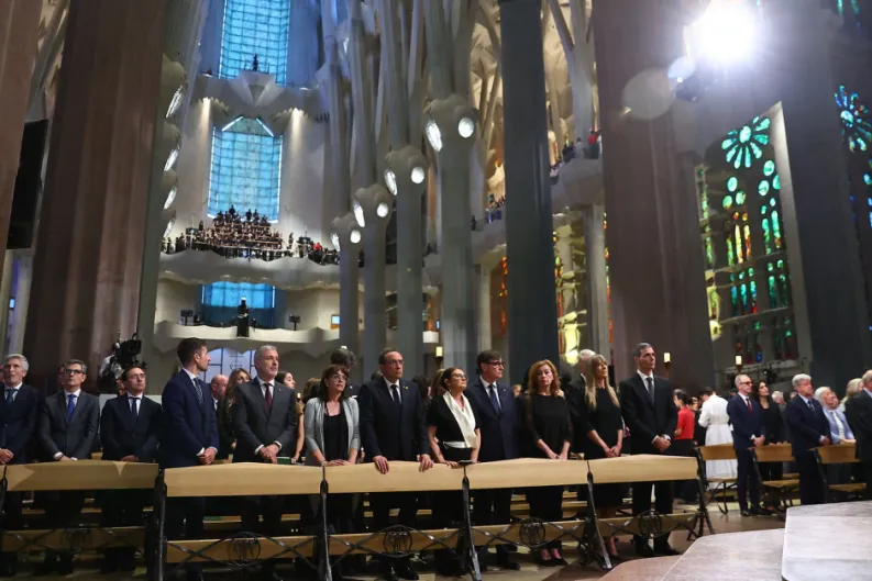 Sánchez y ¡14 ministros! sí fueron a la misa en la Sagrada Familia, pero no al funeral católico por las 46 víctimas de Adamuz