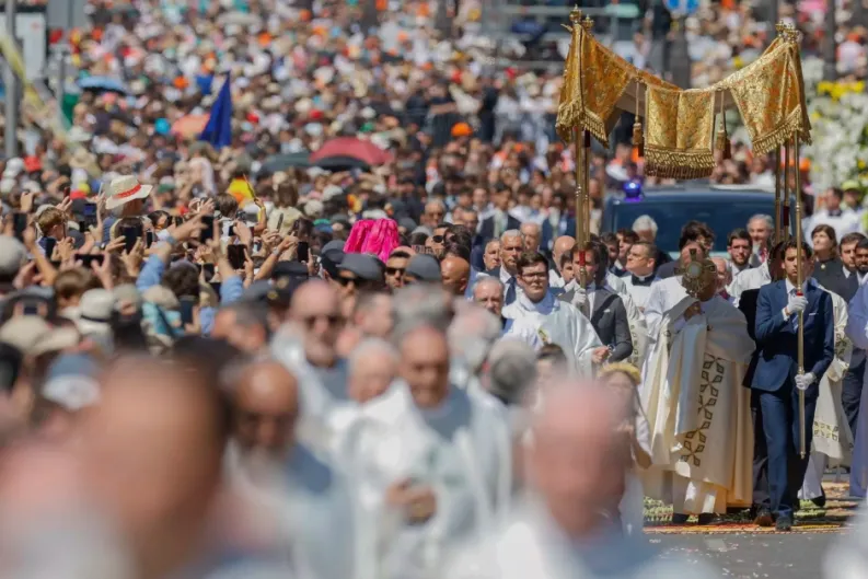 El Papa en España. A pesar del humo luciferino y de que siguen sin ventilarse las estancias de la Iglesia, en España hay rescoldo católico