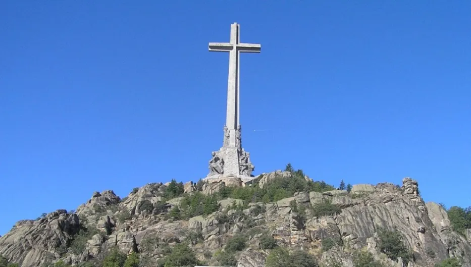 En lugar de exhumar cadáveres, enterremos el odio