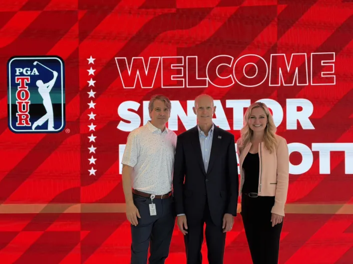 El influyente senador por Florida Rick Scott llama a los estadounidenses a “dejar de comprar productos de China” y de compañías como Amazon