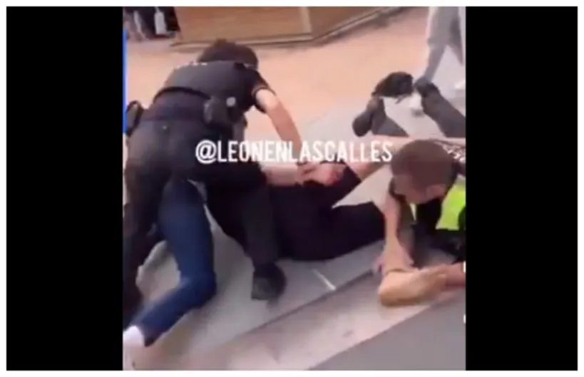 "Uno de los de siempre roba bandolera y móvil, la policía y un bravo ciudadano trata de reducirlo, el chorizo suelta la bandolera y el móvil y sus cómplices de la misma nacionalidad se llevan el botín tranquilamente"