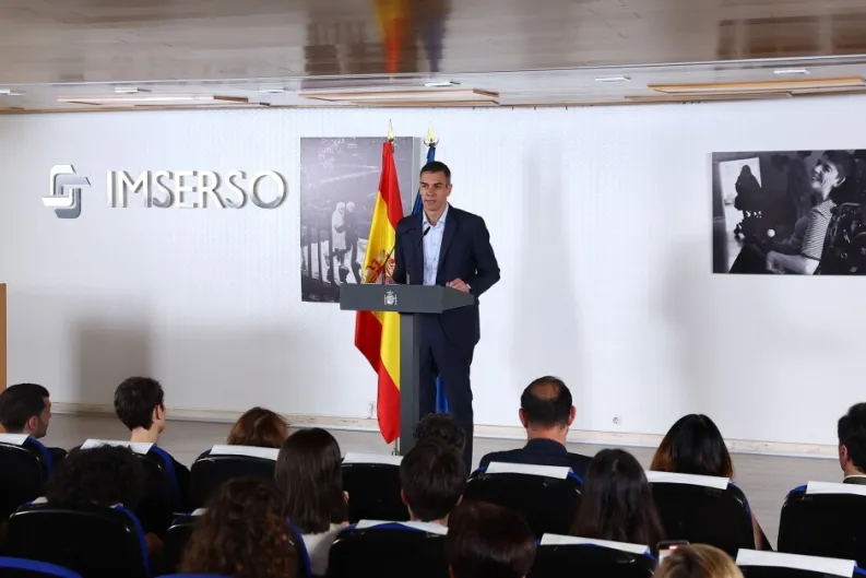 Sánchez no dice ni mu sobre corrupción... prefiere dar consejos contra el calor en Tik Tok