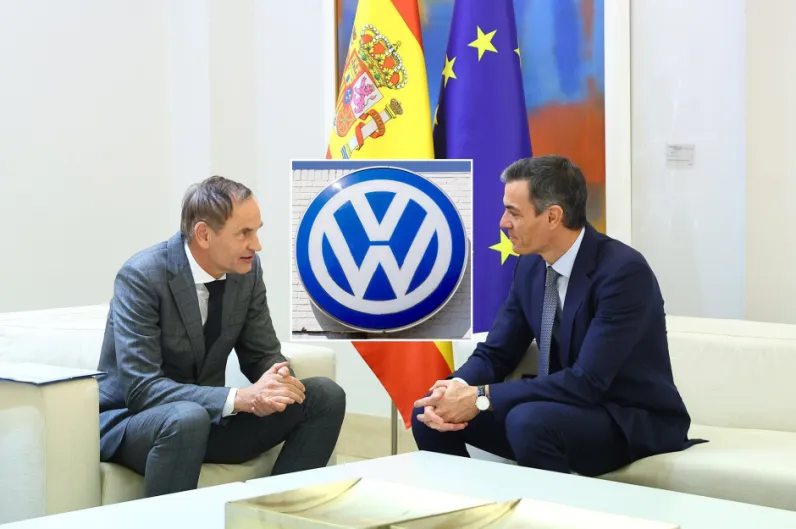 Volkswagen no remonta y dará un frenazo mayor: baraja hasta 100.000 despidos… cinco meses después de que su CEO se viera con el gafe Sánchez