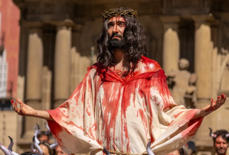 Cristianofobia en España: denuncian el uso de un Cristo ensangrentado para protestar contra la tauromaquia en los Sanfermines