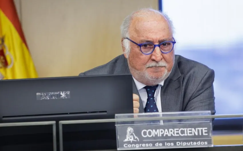 La DGT de Pere Navarro se burla de los católicos: “Está muy bien que llevar esa medallita en el retrovisor te dé seguridad, pero…”