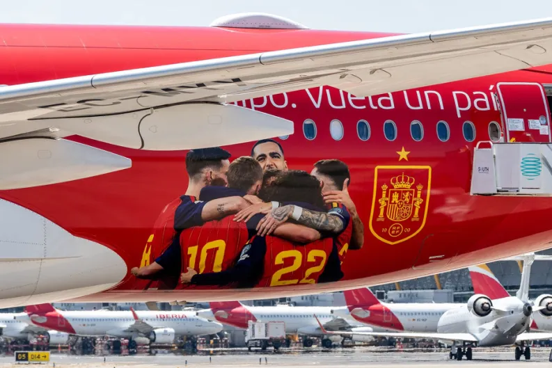 No lo han hecho por provocar. Iberia celebra la victoria de España no sólo transportando a los campeones, sino llevando el avión a Argentina