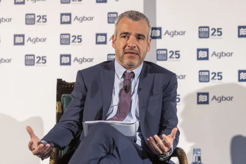 AENA tropieza en bolsa, al elevar las previsiones anuales de tráfico anual… y dar así algo de razón a las aerolíneas