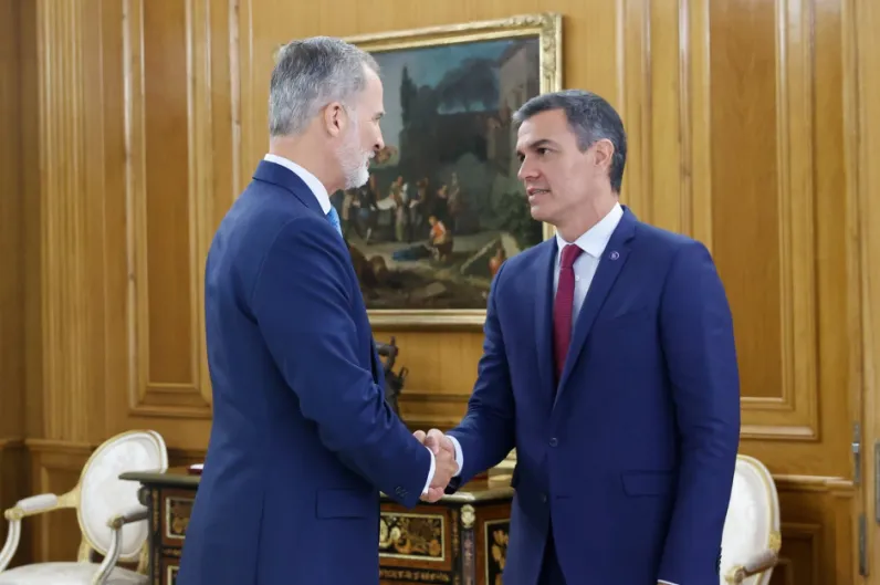 Sánchez ha vuelto de vacaciones, pero no para dimitir, sino para derrocar a Felipe VI