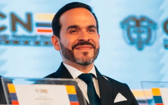 Increíble: un juez condena al presidente colombiano De la Espriella a pedir perdón públicamente por invocar a Dios en su toma de posesión
