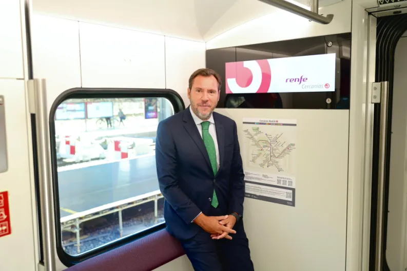 Cachondeable. El ministro Puente inaugura los nuevos trenes de Cercanías de Madrid,... con retrasos en seis líneas por una avería
