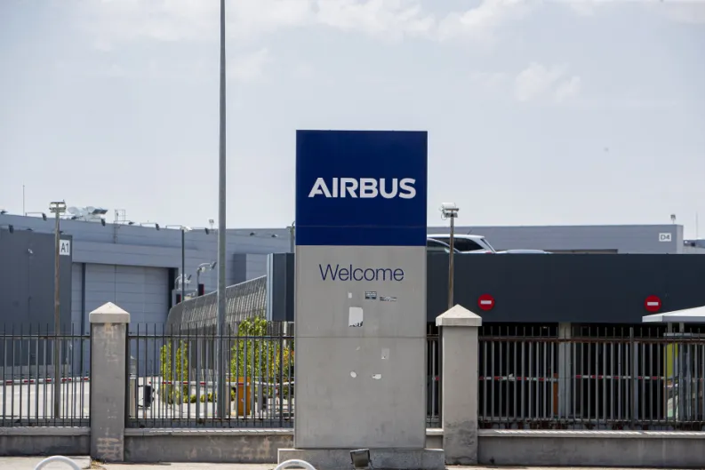 Huelga en Airbus. La dirección amenaza con cancelar contratos... pero el Gobierno reacciona y le obliga a negociar con los sindicatos