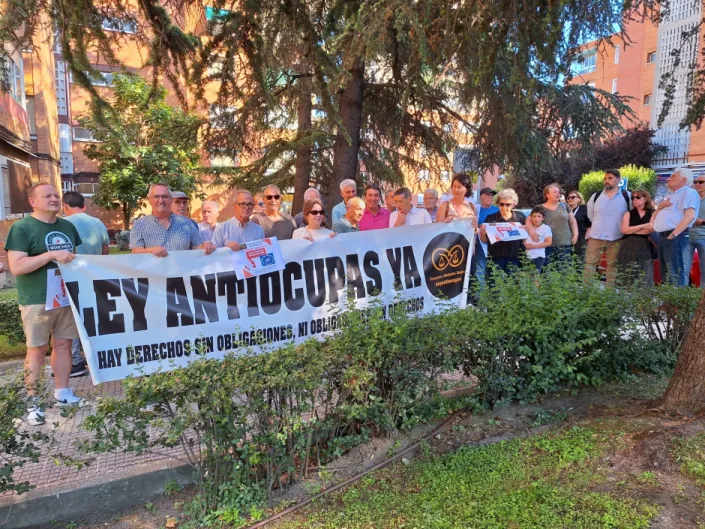 Unos vecinos consiguen echar a los okupas que habían asaltado la casa de un anciano cuando estaba en el hospital